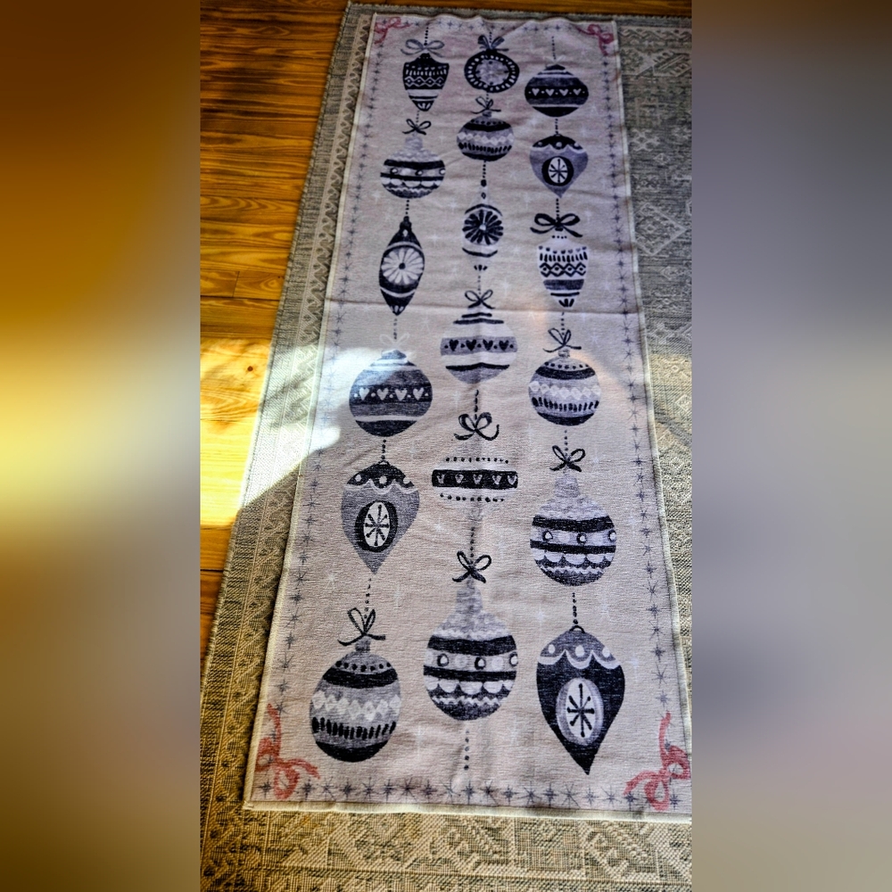 RUGGABLE washable Runner FESTIVE GARLAND Gray/white 2.5 Ft X 7 Ft. NO PAD
